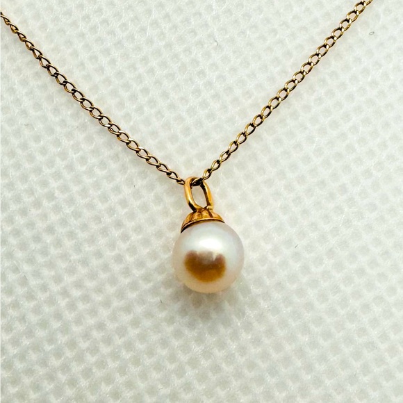 10 Karats Solid Gold Necklace with Pearl Pendant. - Picture 2 of 5